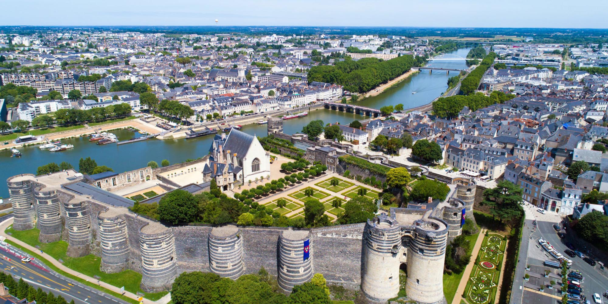 Vue aérienne sur le château d'Angers et La Maine, France